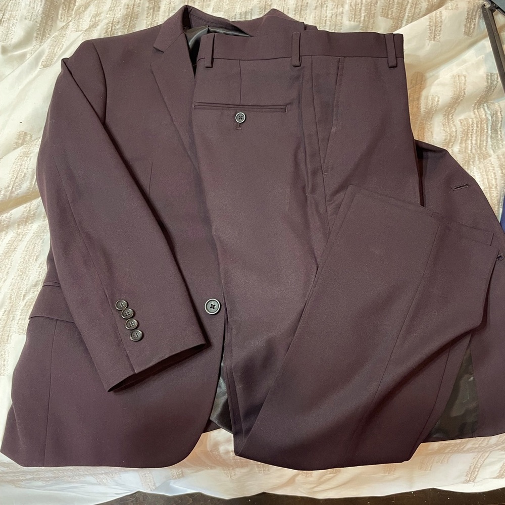 Men warehouse eggplant 2 piece suit 35S/29